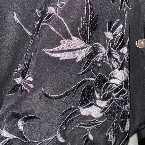 🖤🫶🏻 Black Embroidered blouse. Size extra small in women’s. - Picture 3 of 6